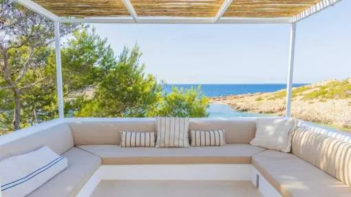 Charmante Villa am Meer mit Blick auf die ruhige Bucht von Portinatx zu vermeieten